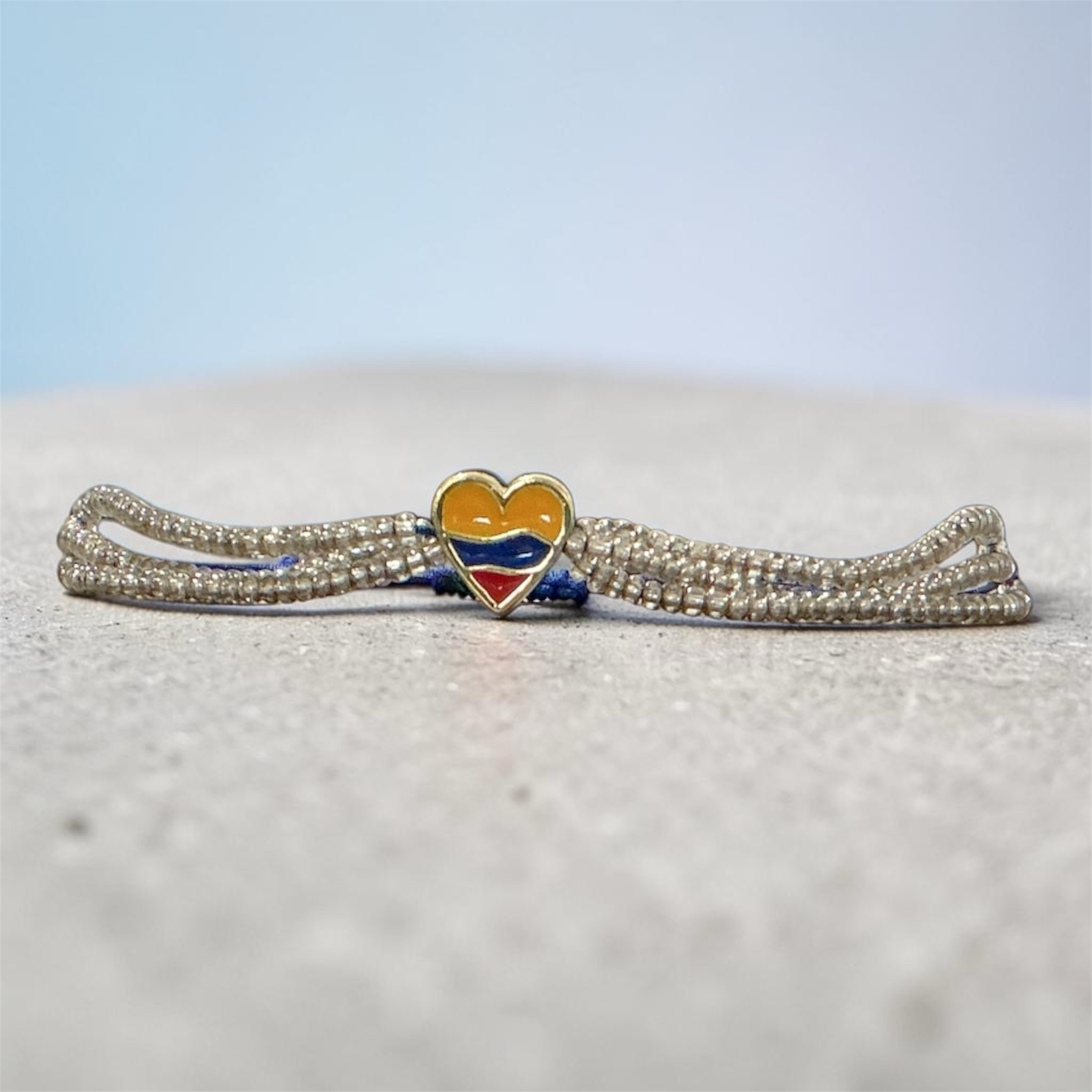 Brazalete Tricolor Corazón - Identidad y Estilo