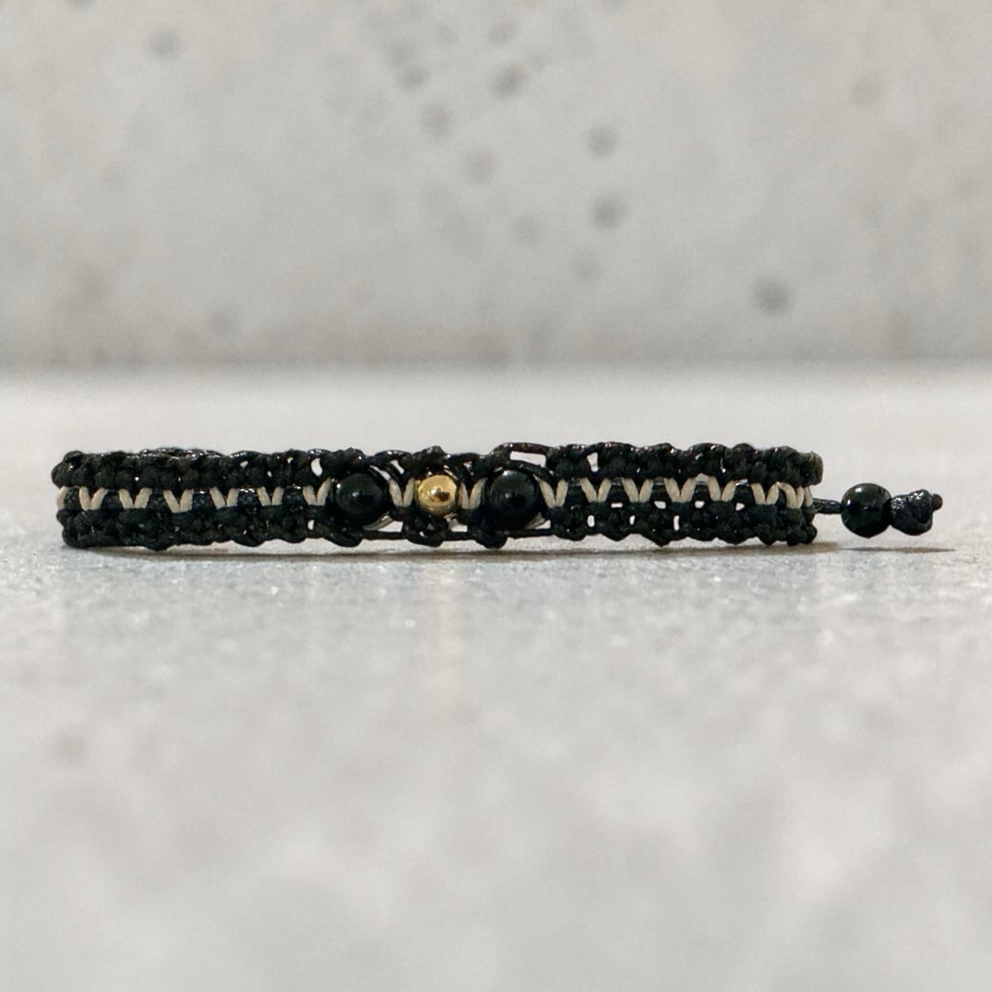 Pulsera Tejida Artesanal con Balín de Oro Laminado - Diseño Minimalista Unisex