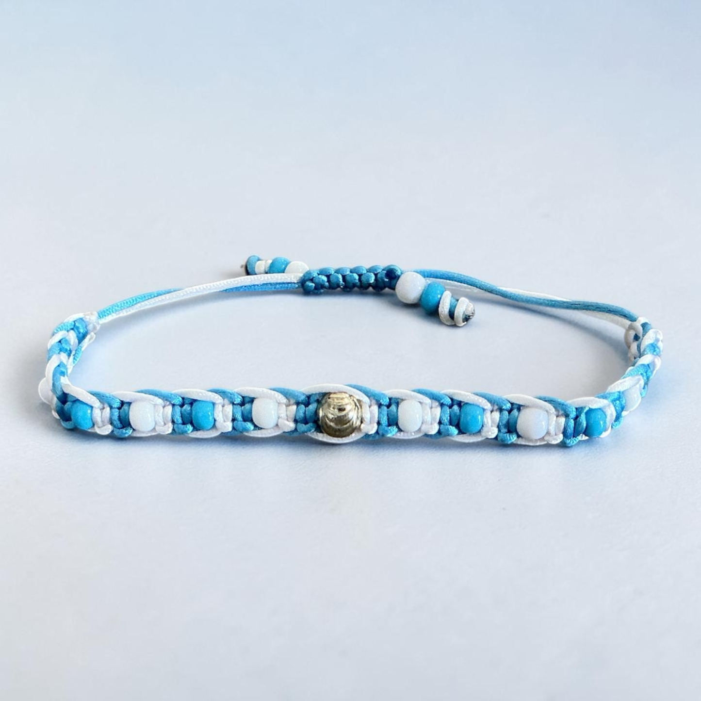 Pulsera Argentina Tejida Artesanal - Manilla Ajustable Celeste y Blanco con Detalle Plateado