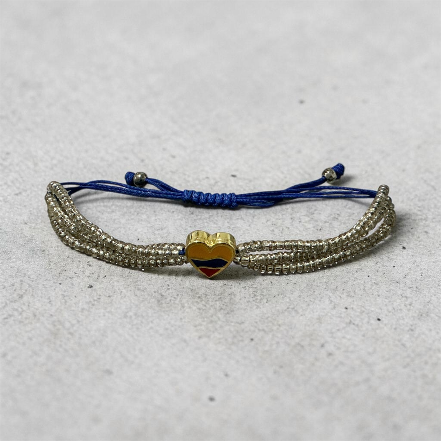 Brazalete Tricolor Corazón - Identidad y Estilo