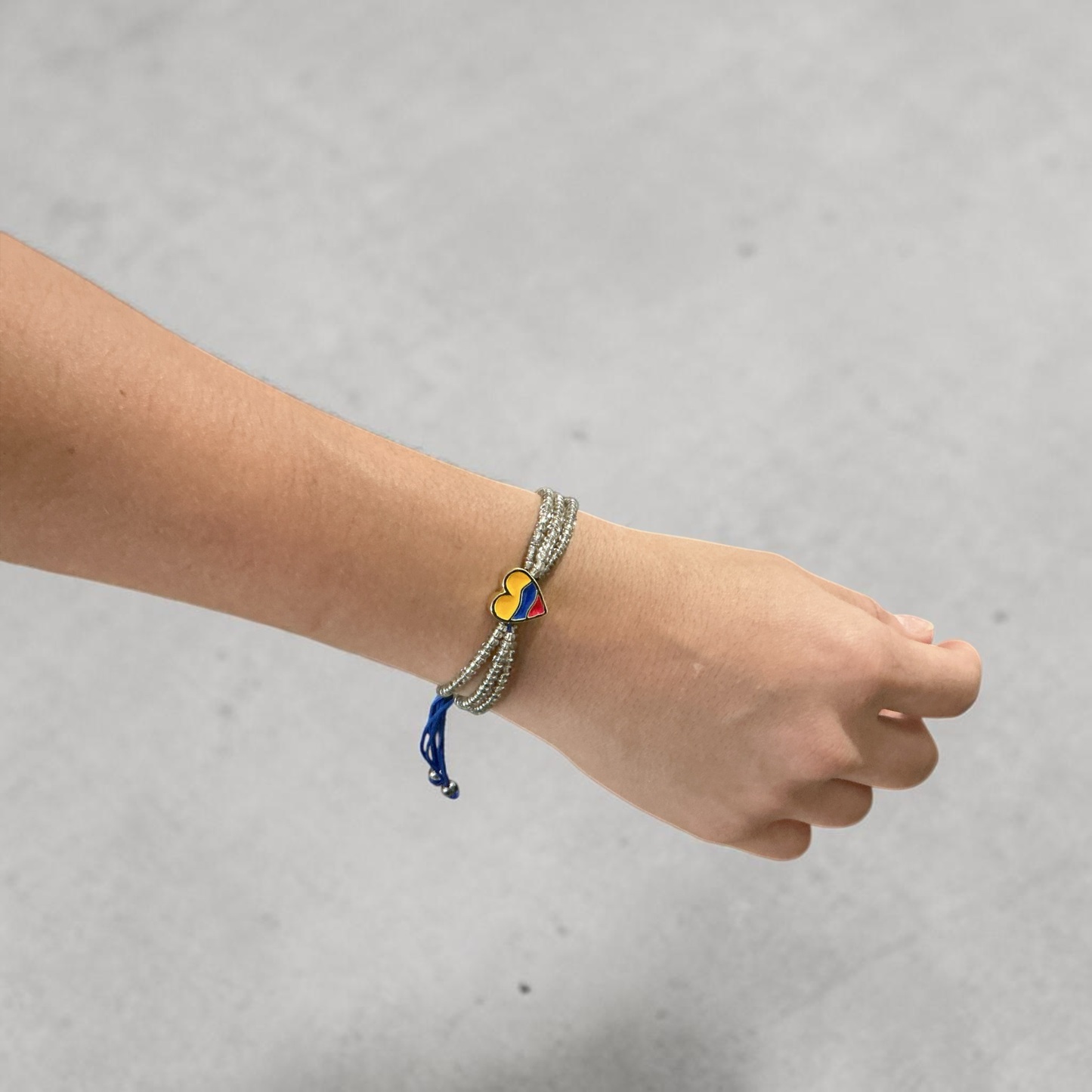 Brazalete Tricolor Corazón - Identidad y Estilo
