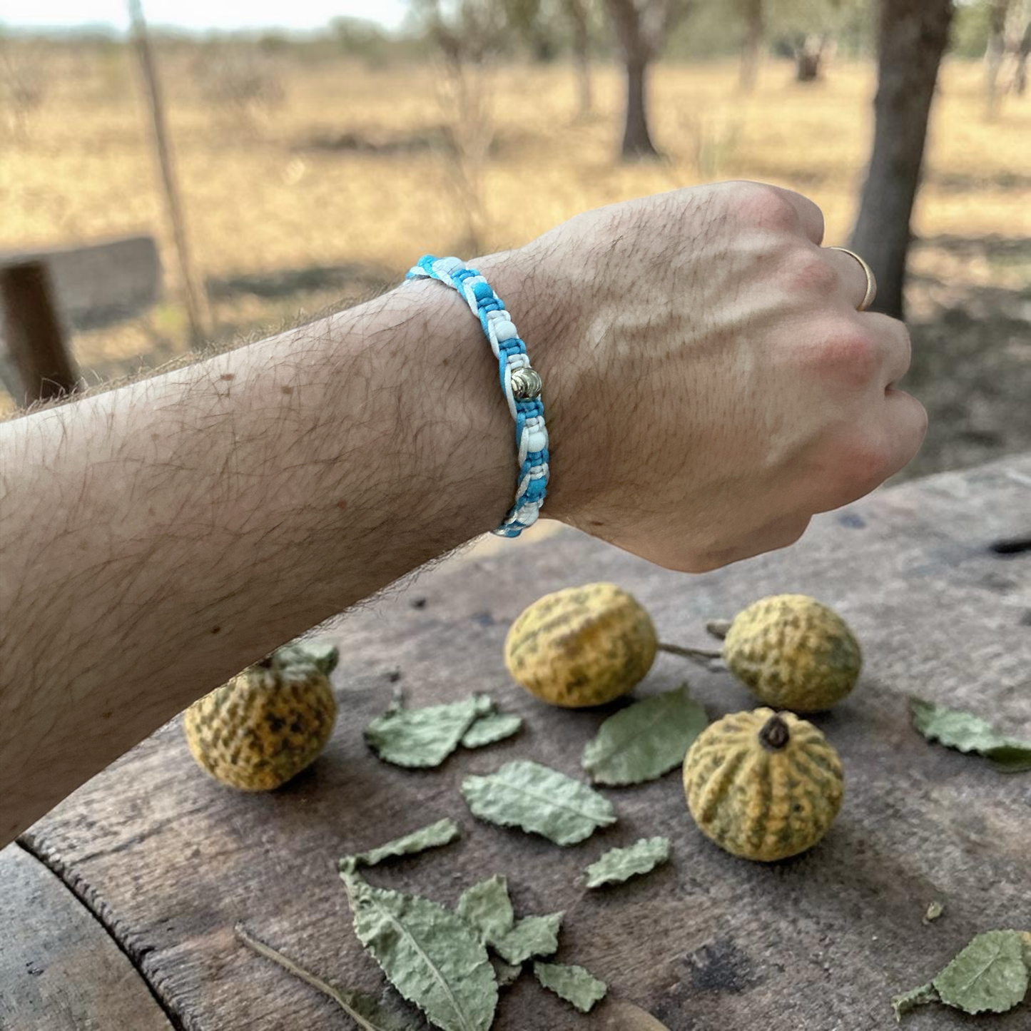 Pulsera Argentina Tejida Artesanal - Manilla Ajustable Celeste y Blanco con Detalle Plateado